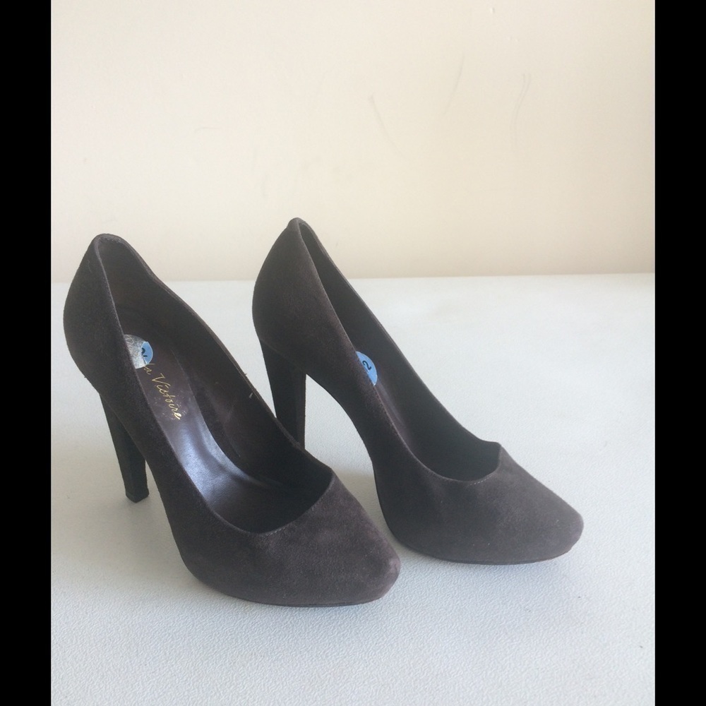 Pour La Victoire Brown Suede Hidden Platform High Heel Pumps, Size 6.5 🔴